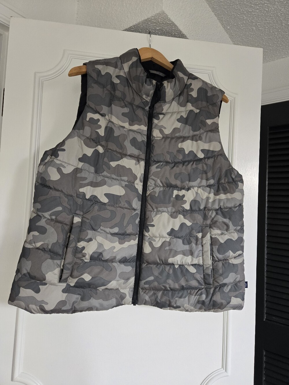 GAP Gray Camouflage Quilted Puffer Vest XL